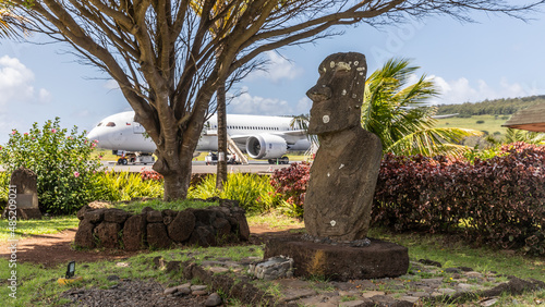 Ein Moai am Flughafen von Hanga Roa, Rapa Nui Osterinsel photo