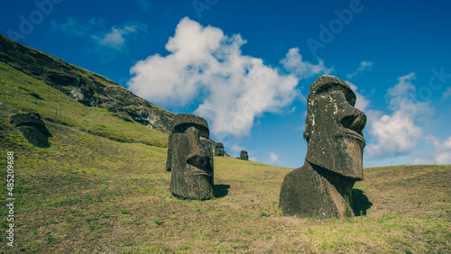Zwei Moais in Rano Raraku, die Wiege der Steinstatuen auf Rapa Nui, Osterinsel