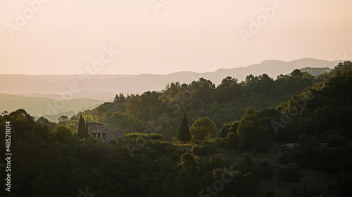 Villa de pierre, mas cévenol typique, sur une crête montagneuse surplombant une vallée boisée. 