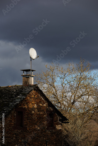 Photographie Old house with satelite antenna on the roof