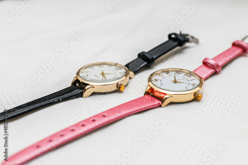 reloj pulsera negro y rosa de perfil