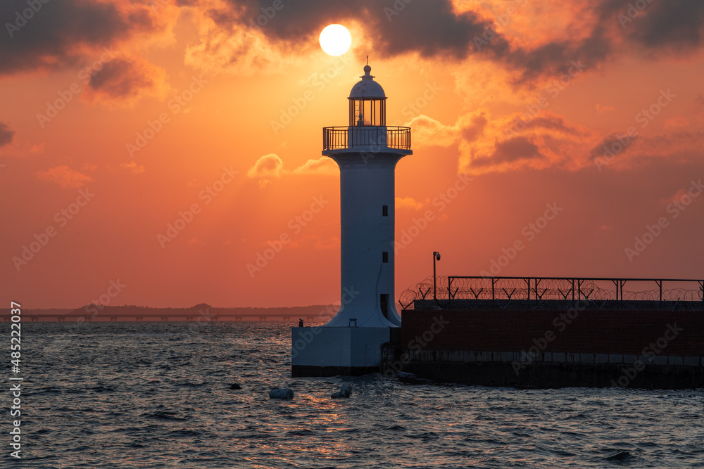 Lighthouse photographed with the sunset in the background

