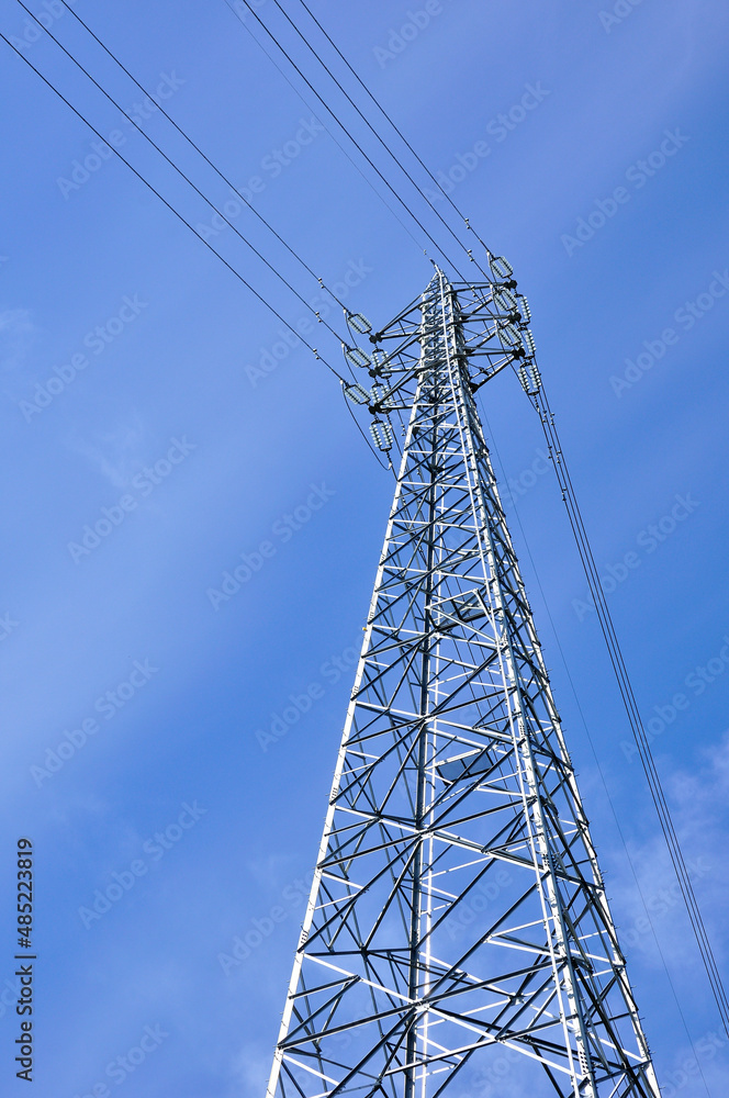 丹沢山地の高松山　高松山ハイキングコースを通る送電線

