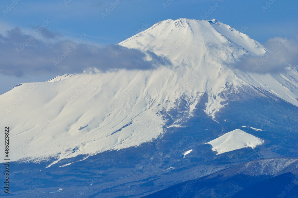 丹沢山地の高松山山頂から望む　雪化粧の富士山
