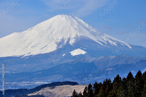 丹沢山地の高松山山頂から望む 雪化粧の富士山 