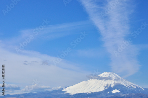 丹沢山地の高松山山頂から望む晴れた空に富士山 