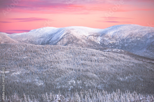 Coucher de soleil hivernal en montagne