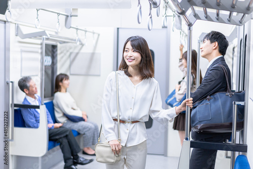 電車移動をする人々