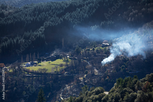 Village agricole dans une clairière au milieu des bois dans la montagne. Cévennes, France.