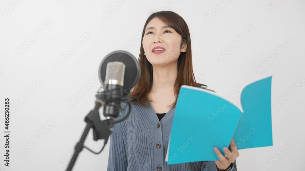 アフレコをする若い女性