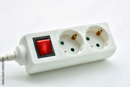 Photos Interruptor de una regleta eléctrica encendido, aislado sobre fondo blanco