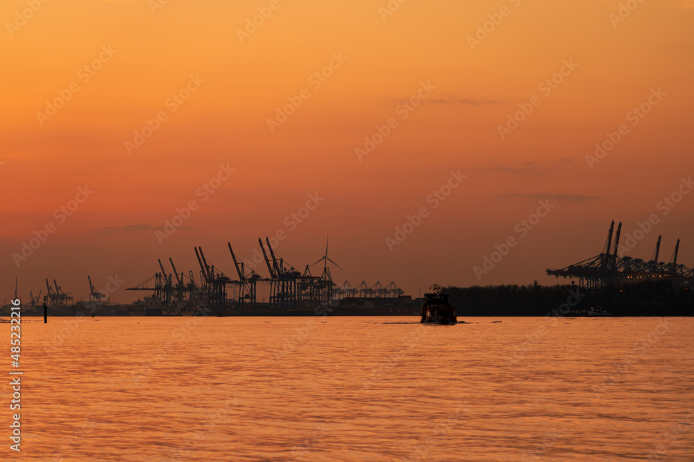Finkenwerder mit Blick auf Hamburger Hafen