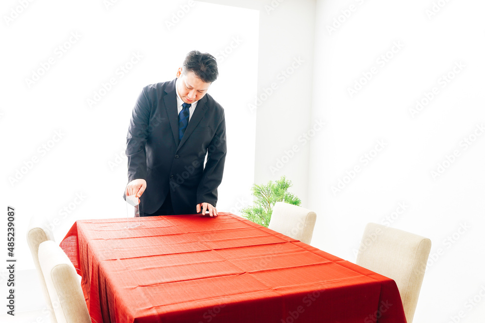 Fototapeta premium ダイニングの準備をするホテルスタッフ