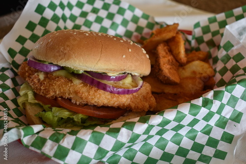 hamburguesa de pollo, burger chicken, orion on burger, chicken burger, patatas en gajo, gajo de papas, papa gajo, botana botanero , rica hamburguesa casera, hamburguesa casera, hamburguesa gourmen