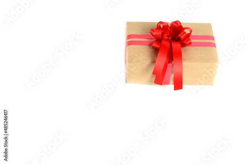 Fototapeta Naklejka Na Ścianę i Meble -  Brown craft gift box with red ribbon bow isolated on white background.