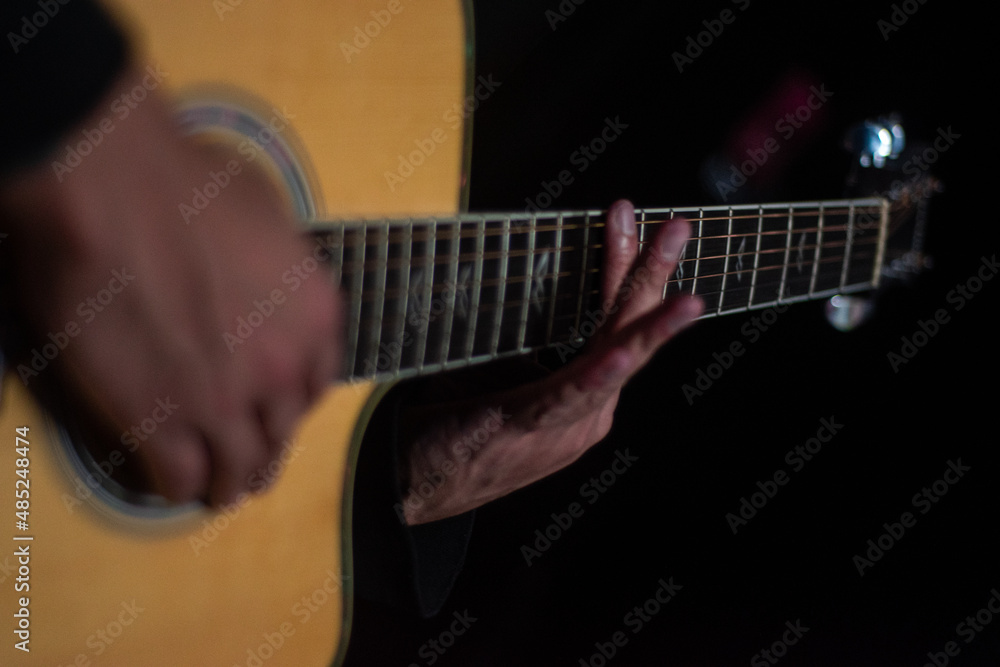 Obraz premium man playing guitar