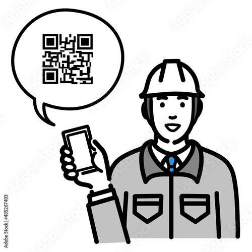 スマートフォンを持ってQRコードの説明をしているヘルメットをかぶった現場作業員の男性
