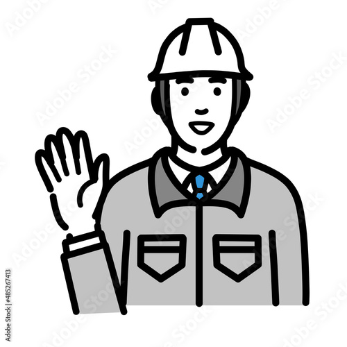 手を挙げて笑顔で挨拶をしているヘルメットをかぶった現場作業員の男性
