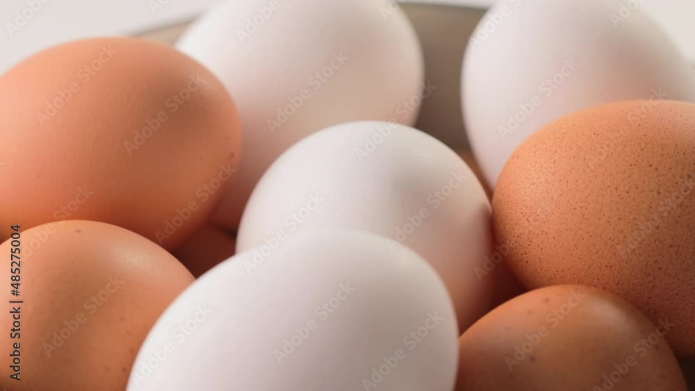 白と茶色の卵の盛り合わせ Rotating white and brown eggs 白と茶色の卵の盛り合わせ Rotating white and brown eggs