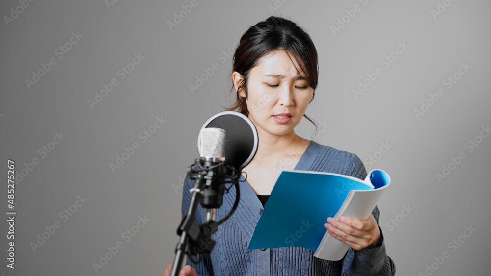 アフレコをする若い女性 アフレコをする若い女性