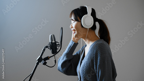 Konstfotografi 歌の収録をする若い女性