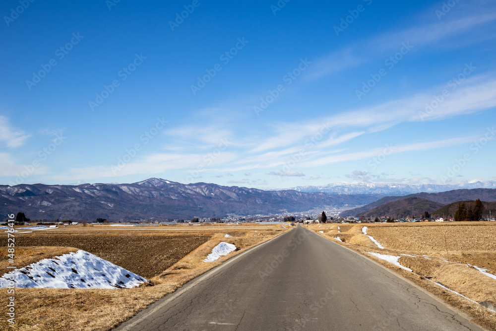 長野県原村の田舎道と山々