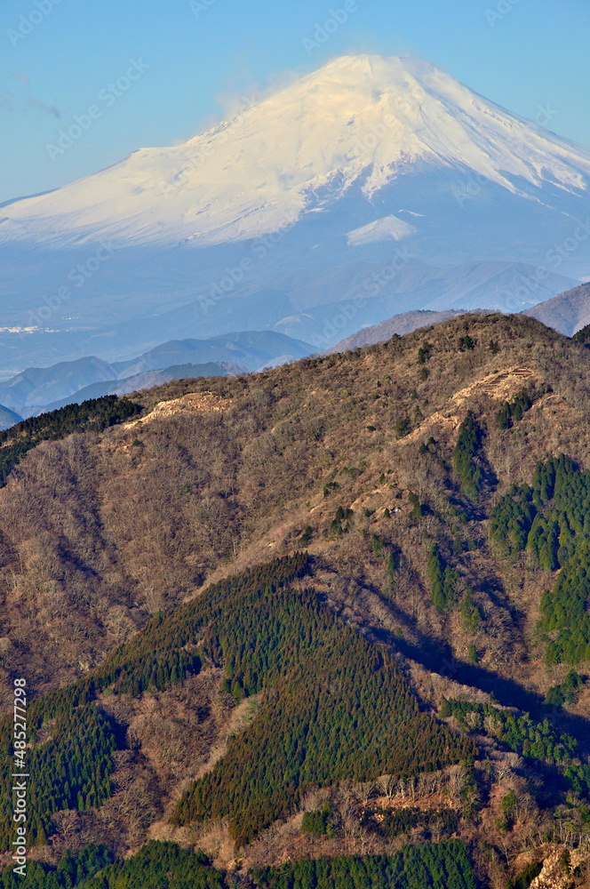 丹沢の大山から富士山展望
丹沢　大山のイタツミ尾根　25丁目付近より左奥が富士山、手前が二ノ塔
