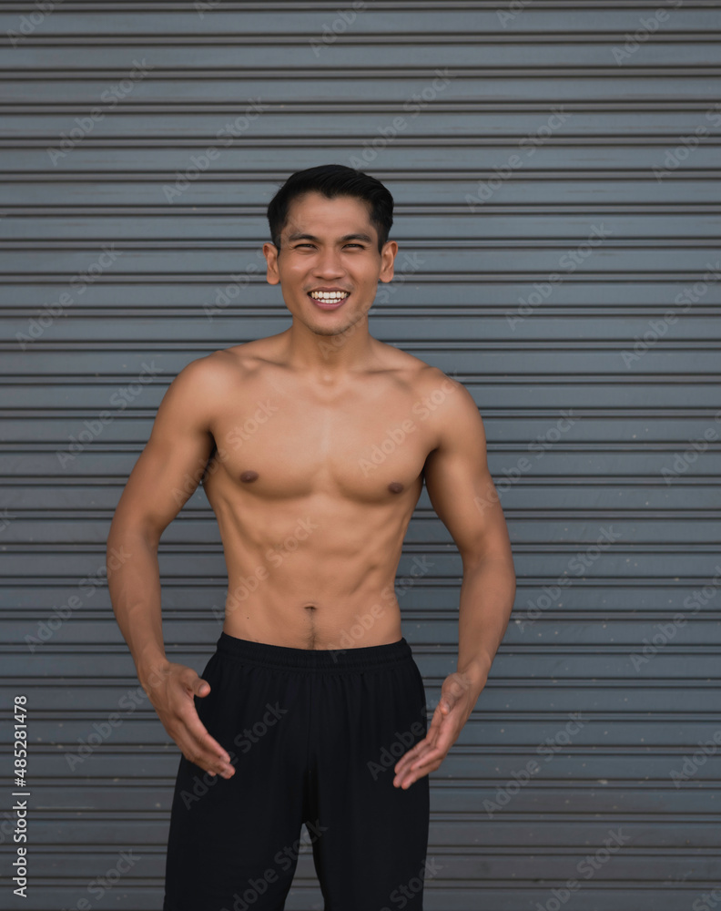 Obraz premium Young man with fit and firm muscle