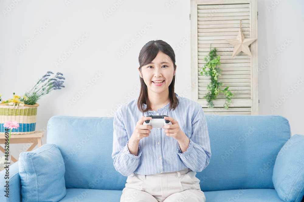 女性　テレビゲーム　笑顔　リビング