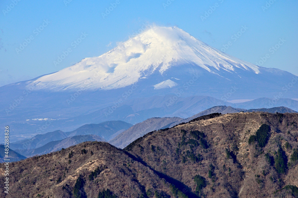 丹沢の大山山頂より望む富士山
丹沢　大山山頂より富士山、手前左から二ノ塔、三ノ塔
