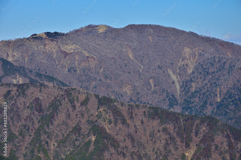 丹沢の大山山頂より望む日本百名山の丹沢山
丹沢　大山山頂より左から竜ヶ馬場、不動ノ峰、丹沢山
