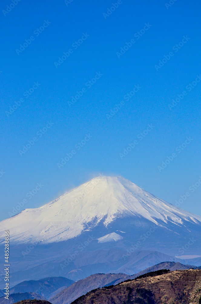 丹沢の大山山頂より望む富士山と青空

