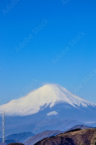 丹沢の大山山頂より望む富士山と青空 