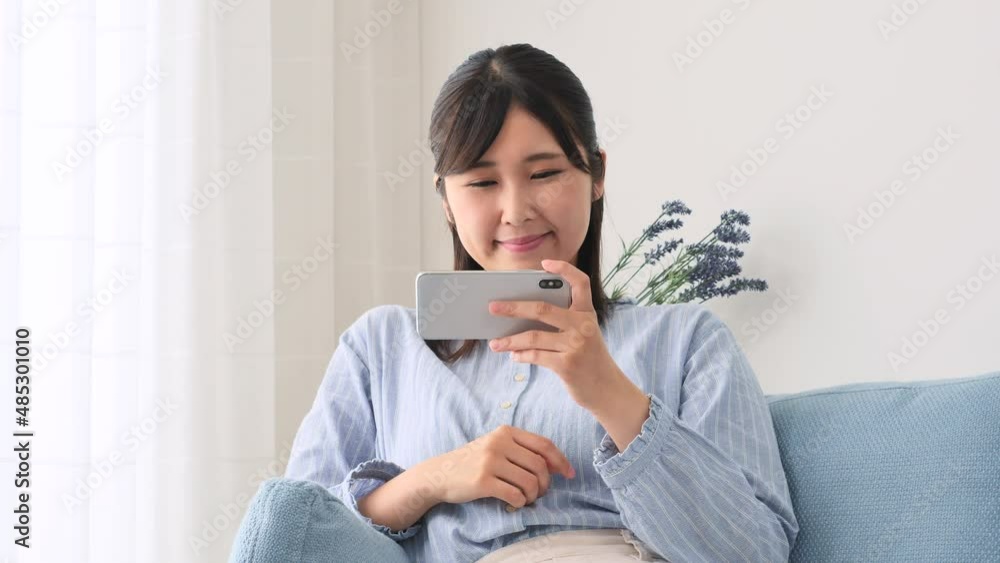 女性 動画を見る リビング 女性 動画を見る リビング
