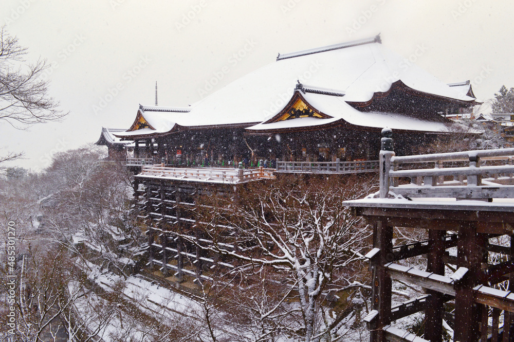 1月の雪舞う京都市の世界遺産清水寺本堂04