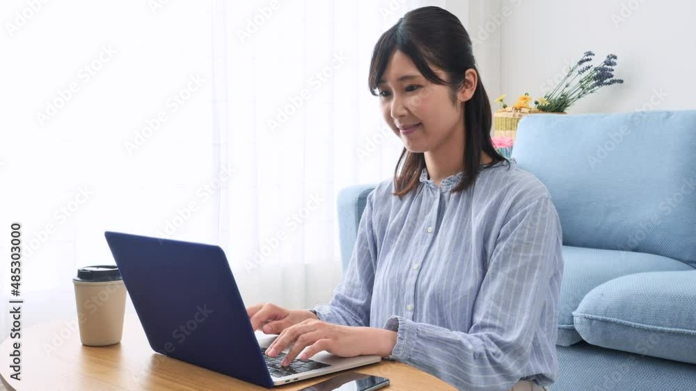 女性　パソコン　リビング