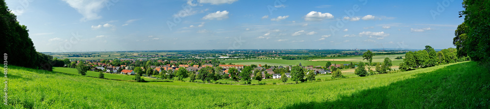 Panorama Salzgitter vom Aussichtspunkt  Lichtenberg bei blauem Himmel