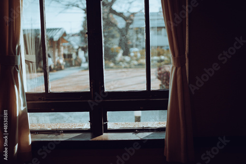 レトロな窓から見える庭 © kanzilyou
