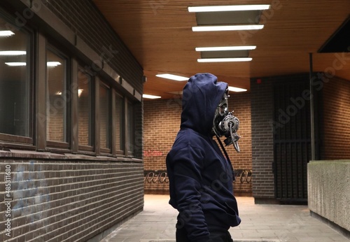 Canvastavla Modern steampunk person with skull gas mask and hoodie over the head face lookin