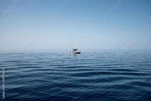 Motoscafo al largo in mezzo al mare photo