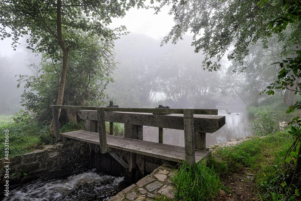 Fototapeta premium ouvrage hydraulique sur la rivière la Mayenne, près de sa source