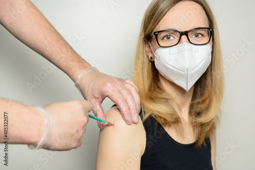 Impfpflicht - Booster Impfung für eine Frau  photo