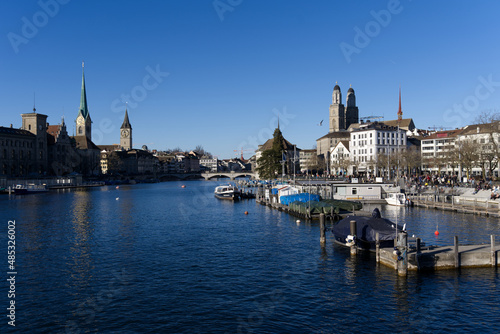 Skyline of the old town of Zürich on a sunny winter afternoon with river Limmat in the foreground. Photo taken February 5th, 2022, Zurich, Switzerland. © Michael Derrer Fuchs