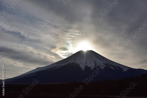 山中湖　花の都公園からのぞむ・ダイヤモンド富士 © papanosuke