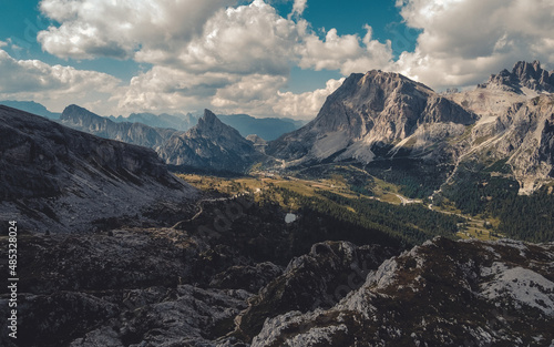 Fototapeta Naklejka Na Ścianę i Meble -  Vista delle Dolomiti dal parco delle Cinque Torri