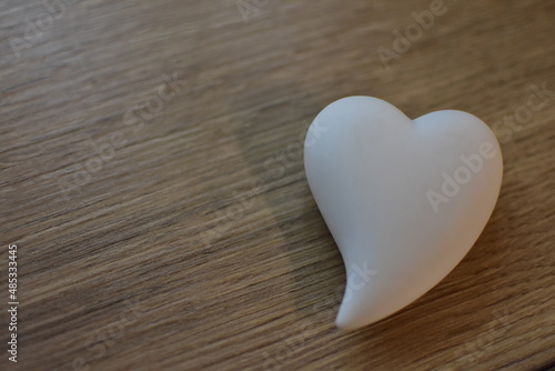 Weißes Herz mit Holzhintergrund, Valentinstag