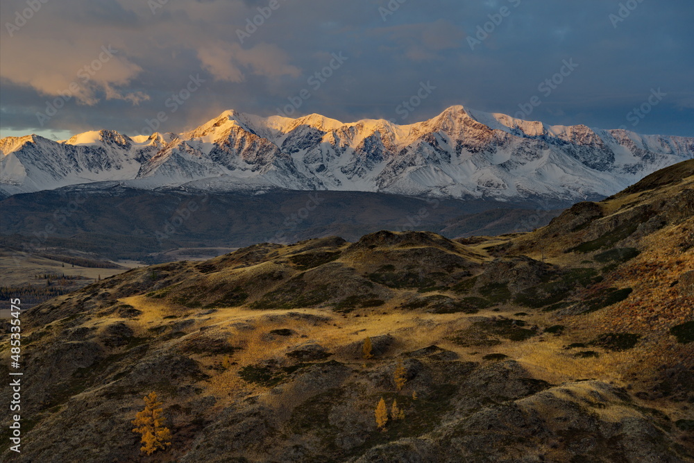 Obraz premium Russia. South Of Western Siberia, Mountain Altai. Autumn dawn in the North-Chuyskiy mountain range in the heart of the Kurai steppe.