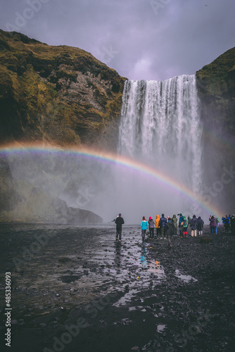 Vista di cascata di Skogafoss con arcobaleno, Islanda