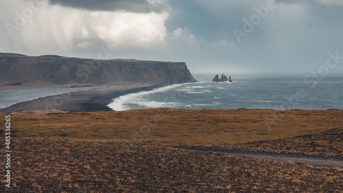 Vista della spiaggia vulcanica di Reynisfjara e dei faraglioni dall'alto, Islanda photo
