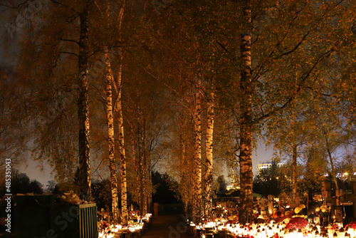 cmentarz w nocy ,świeczki i drzewa